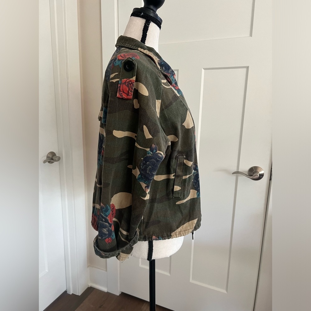 Cropped asymmetric zipper camouflage jacket with roses - Picture 2 of 5